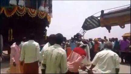 கே.வி.குப்பம்: தாங்குப்பம் மகாதேவ மலையில் சித்திரைத் தேரோட்டம் வெகு விமர்சையாக நடைபெற்றது ஹர ஹர மஹா தேவா பக்தர்கள் முழக்கம்