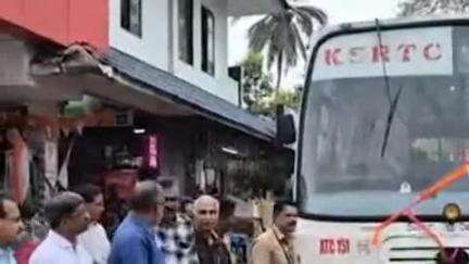ചേർത്തല: ചേർത്തല-ബാംഗ്ലൂർ കെ.എസ്.ആർ.ടി.സി ഡീലക്സ് സർവീസ് മന്ത്രി പി പ്രസാദ് ഫ്ലാഗ് ഓഫ് ചെയ്തു