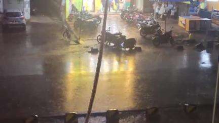 গড়বেতা ১: আবহাওয়া দপ্তরের পূর্বাভাস অনুযায়ী এলাকায় ব্যাপক ঝড় বৃষ্টি গরবেতা গোয়ালতোড় চন্দ্রকোনা রোড সহ এলাকায়