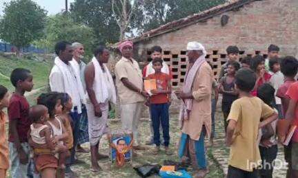 मानसी: चैधा बांध आंबेडकर नगर में आंबेडकर जयंती पर बच्चों को कॉपी-कलम बांटी गई