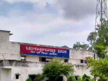 धालभूमगढ़: आरोपी की तलाश में पुलिस ने पाथरी गांव में छापेमारी की