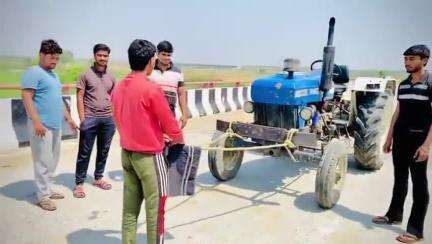 बागपत: कक्षा 10 के छात्र ने दांतों से खींचा ट्रैक्टर,16 साल के हनी गुर्जर ने दांतों से खींचा ट्रैक्टर।
#tractor #news