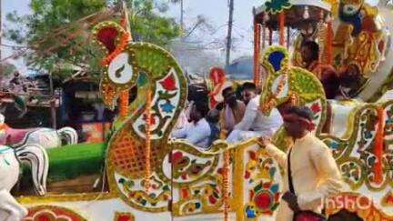 गुरारू: रुकूंपुर गांव से नकटी पुल तक श्रीमद् भागवत कथा ज्ञान यज्ञ की शोभायात्रा निकाली गई, सैकड़ों श्रद्धालुओं ने लिया भाग