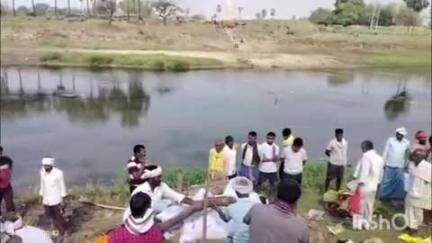 सोनभद्र बंशी सुर्यपुर: शादीपुर गांव में पुनपुन नदी के श्मशान घाट पर एक ही चिता पर मां, पिता और पुत्री का अंतिम संस्कार किया गया
