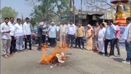 धरणगाव: छत्रपती शिवाजी महाराज स्मारकाजवळ खडसेंच्या विरोधात भाजप कार्यकर्ते आक्रमक; पुतळ्याचे दहन करून केला निषेध