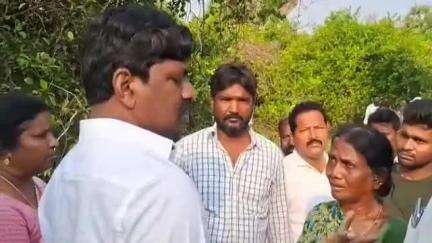 నకిరేకల్: టేకులగూడెంలో భారీ ఈదురుగాలులకు ధ్వంసమైన నిమ్మతోటలను పరిశీలించిన ఎమ్మెల్యే వేముల వీరేశం, పరిహారం అందేలా చూస్తామని హామీ