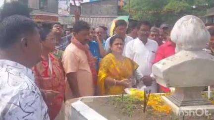 গাইঘাটা: আজ গাইঘাটার থানার সামনে তৃণমূল কংগ্রেসের পক্ষ থেকে রবীন্দ্রনাথের মূর্তিতে মাল্য দানের মধ্যে দিয়ে নববর্ষ উদযাপন করেন