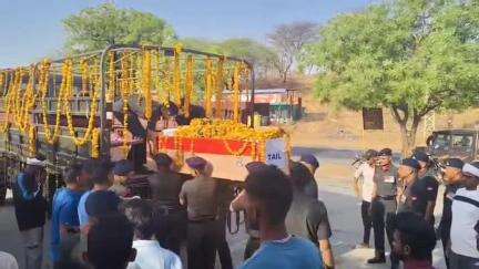 पुष्कर: पुष्कर में बीएसएफ के जवानों ने सैन्य सलामी के साथ गोवलिया के लाल को दी विदाई, सभी की आंखें हुईं नम