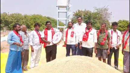 మానకొండూరు: వడ్ల కొనుగోలు కేంద్రాన్ని ప్రారంభించాలని సీపీఎం డప్పు చాటింపు: తిమ్మాపూర్‌లో జిల్లా కార్యదర్శి మిల్కురి వాసుదేవ రెడ్డి