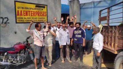 गभाना: थाना चण्डौस के रामपुर शाहपुर रोड स्थित टायर फैक्ट्री का किसानों ने किया खुलकर विरोध #jansamasya