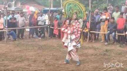 नीमडीह: बाना गांव में चड़क पूजा के अवसर पर छौ नृत्य कार्यक्रम का आयोजन किया गया