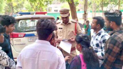 తొర్రూర్: తోరూర్ పట్టణంలో షీ టీమ్స్ ను పగడ్బందీగా ఏర్పాటు చేయాలని ఎస్ఎఫ్ఐ ఆధ్వర్యంలో, తొర్రూర్ సిఐ గణేష్ గారికి, వినతి పత్రం