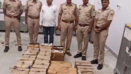 बालेसर: बालेसर पुलिस ने एक लग्जरी कार से 28 कार्टून अवैध अंग्रेजी शराब की जब्त, तस्कर फरार