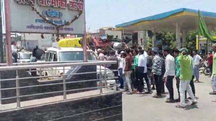 परळी: ऋषी वाल्मिकी चौक येथे किरीट सोमय्या यांना दाखविले काळे झेंडे