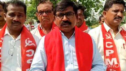 భద్రాచలం: పాడైపోయిన భద్రాచలం నుండి చర్ల వెళ్లి రోడ్లు ను పరిశీలించిన సిపిఎం పార్టీ శ్రేణులు