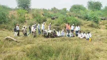 जिंतूर: निवळी येथे करपरा नदी पात्रात शेतकऱ्यांचे आंदोलन