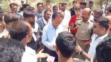 सुठालिया: गिन्दौरदौर हाट में किसानों के लगाए जाम को खुलवाने पहुंचे तहसीलदार, अधिकारी ने फोन नहीं उठाया तो बोले- फ़ुटबॉल बना दूंगा
