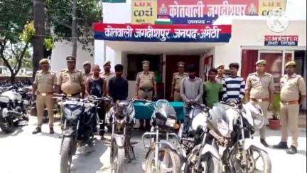 मुसाफिरखाना: सिधियावा के पास थाना जगदीशपुर में स्वाट सर्विलांस टीम ने 5 चोरों को गिरफ्तार किया, 5 बाइकों और 2 तमंचे बरामद
