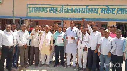 मकेर: मकेर प्रखंड कार्यालय पर पंचायत प्रतिनिधियों का प्रदर्शन, अधिकार बहाली की मांग