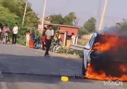 उनियारा: पचाला में चलती कार में अचानक लगी आग, दमकल की टीम ने आग पर पाया काबू