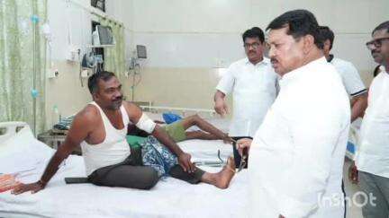 ब्रह्मपूरी: नांदगाव येथे बिबट्याच्या हल्ल्यात गंभीर जखमी झालेल्या रुग्णांची आमदार विजय  वडेट्टीवार यांनी घेतली भेट