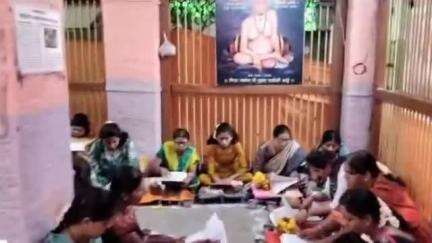 अक्कलकोट: श्री स्वामी समर्थांच्या १४७ व्या पुण्यतिथी निमित्त वटवृक्ष मंदिरात सामुदायिक पारायण सेवेस प्रारंभ...