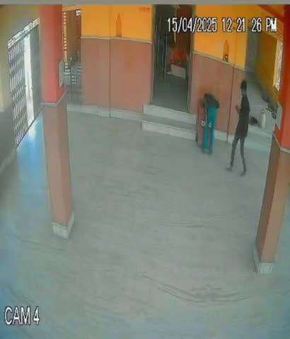 बरवाडीह: बरवाडीह के प्राचीन पहाड़ी मंदिर में चोरों ने दानपेटी से पैसे चुराए, घटना सीसीटीवी में कैद