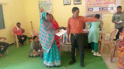 बजाग:बछरगांव में जनसुनवाई के दौरान मृतक  के पत्नी को संबल योजना के तहत दशगात्र कार्यक्रम के लिए 5000 की सहायता राशि दिया