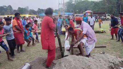 ফালাকাটা: মঙ্গলবার ফালাকাটার শিলডাঙ্গায় সাড়ম্বরে অনুষ্ঠিত হল চড়কপুজো এবং মেলা