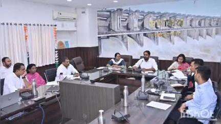 मगरलोड: जिला मुख्यालय में कलेक्टर ने पीएम सीएम ग्राम सड़क योजना के तहत मरम्मत के लिए अधिकारियों को दिए निर्देश