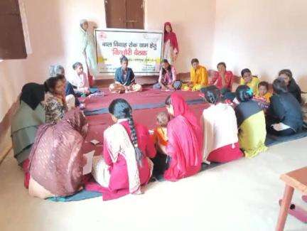 मारगोमुंडा: बाल विवाह रोकथाम की जागरूकता को ले आश्रय ने पिपरा गांव में किशोरियों के साथ किया बैठक।