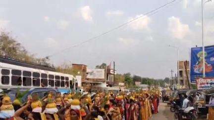 बतौली: बतौली में चार दिवसीय 24 कुंडलीय सक्ती संवर्धन गायत्री महायज्ञ के शुभारंभ में आयोजित हुआ विशाल कलश यात्रा