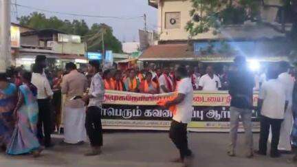 திருச்செந்தூர்: ஆறுமுகநேரி பேருந்து நிறுத்தம் அருகே அனைத்து கட்சியினர் சார்பில் மதுக்கடைகளை திறக்க கூடாது என்று கண்டன ஆர்ப்பாட்டம்