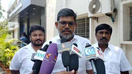 திருவொற்றியூர்: திருவொற்றியூர் ஏழாவது வார்டில் 24 மணி நேரமும் சட்டவிரோதமாக பார்கள் செயல்படுவதாக அதிமுக கவுன்சிலர் கார்த்திக் புகார்
