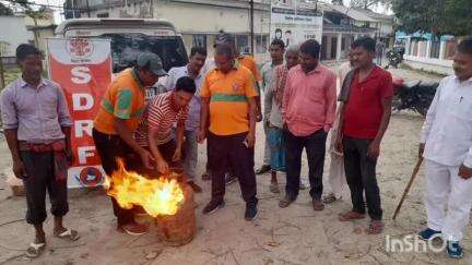भरगामा: प्रखंड मुख्यालय परिसर में एसडीआरएफ ने अग्नि सुरक्षा पर दिया प्रशिक्षण, लोगों को किया जागरूक