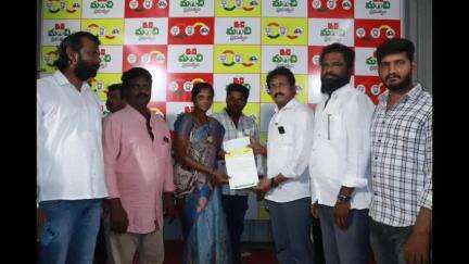 నరసాపురం: పట్టణంలో సీఎం రిలీఫ్ ఫండ్ చెక్కులను లబ్ధిదారులకు అందజేసిన ఎమ్మెల్యే బొమ్మిడి నాయకర్