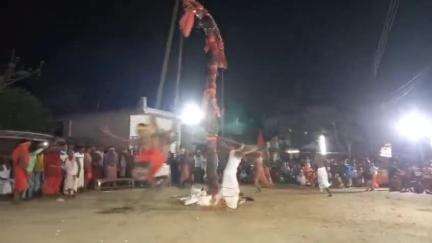 বেলডাঙা ১: বলরামপুর কলোনির ৪৭ তম চড়ক উৎসবে,বরশি গেছে চড়ক গাছে ঘুর্নি দেখতে এলাকার ৮ থেকে ৮০