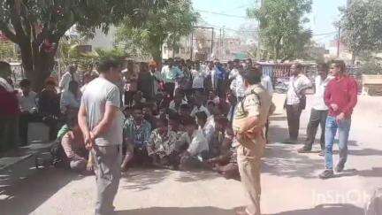 सिंगोली: जैन संतों पर हमले के आरोपियों को पनाह देने वालों के खिलाफ कार्रवाई की मांग, ग्रामीणों ने सिंगोली थाने का घेराव किया