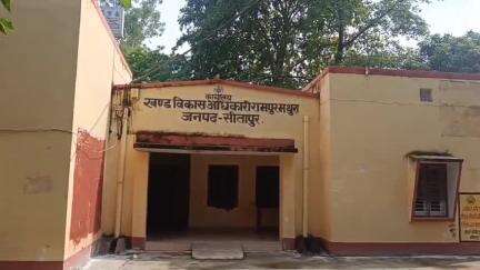 महमूदाबाद: रामपुर मथुरा के खंड विकास अधिकारी का हुआ स्थानांतरण, नई खंड विकास अधिकारी बनीं प्रतिभा जायसवाल