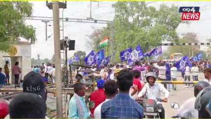भीमवादीओ ने चलते ट्रेन को रोक दिया | Ambedkar jainti 2025 | ट्रेन पर बांधा गया झंडा |
