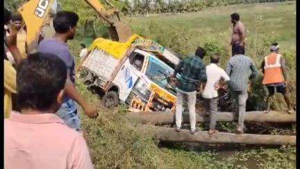 నరసాపురం: నల్లంవారి తోట వద్ద పంట బోదెలోకి దూసుకువెళ్లిన మినీ వ్యాన్, ఇద్దరు ఉపాధి కార్మికులు మృతి