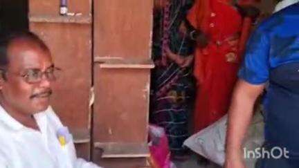 पड़वा: पंडवा के डीलर विनोद कुमार सिंह ने राशन कार्ड धारियों के बीच अप्रैल माह के राशन का किया वितरण।