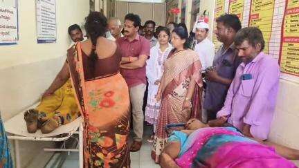 నరసాపురం: మొగల్తూరులో ఉపాధి కూలీలపైకి మినీ వ్యాన్ దూసుకెళ్లిన ఘటన ప్రాంతాన్ని పరిశీలించిన జిల్లా కలెక్టర్ నాగరాణి, ఎమ్మెల్యే నాయకర్