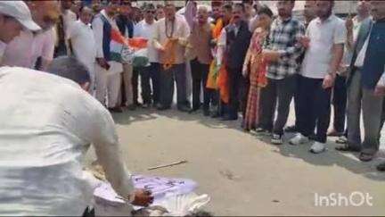 डुंडा: ईडी द्वारा सोनिया और राहुल पर चार्जशीट दायर करने के विरोध में कांग्रेस कार्यकर्ताओं ने केंद्र सरकार का पुतला दहन किया