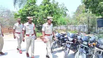 హసన్​పర్తి: హసన్‌పర్తిలోని రద్దీ ప్రాంతాల్లో ద్విచక్ర వాహనాలే లక్ష్యంగా చోరీ, నిందితుడిని అరెస్టు చేసిన పోలీసులు