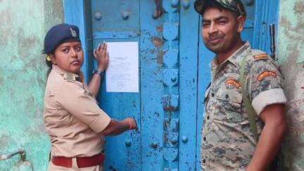 तरारी: तरारी थाना कांड संख्या 112/23 के फरार अभियुक्त के घर पर पुलिस ने डुगडुगी बजाकर चिपकाया इश्तिहार तामिला