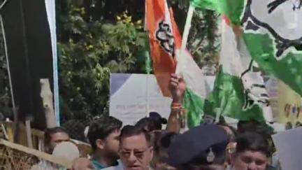 झाबुआ: झाबुआ में कांग्रेस ने BJP के खिलाफ कलेक्टर ऑफिस में किया प्रदर्शन