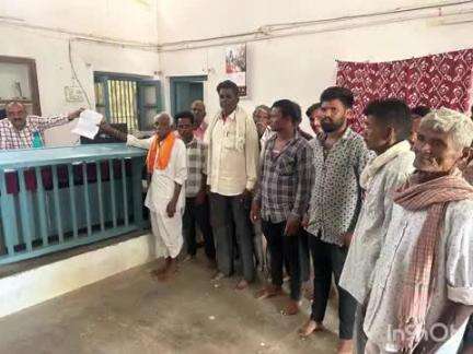 गढ़ी: रूपा खेड़ी के ग्रामीणों ने रोहिड़ा ग्राम पंचायत को यथावत रखने की मांग को लेकर गढ़ी उपखण्ड अधिकारी के नाम दिया ज्ञापन