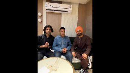 ਮਲੇਰਕੋਟਲਾ: ਮਲੇਰਕੋਟਲੇ ਦੇ ਰਹਿਣ ਵਾਲੇ ਤੇਰੇ ਮੇਰੇ ਪਿਆਰ ਨੂੰ ਨਜ਼ਰ ਲੱਗ ਜਾਵੇ ਨਾ ਗੀਤ ਦੇ ਰਾਈਟਰ ਦਰਦ ਹਸੀਬ ਨੂੰ ਮਿਲੇ ਪੰਜਾਬੀ ਗਾਇਕ ਦਿਲਜੀਤ ਦੋਸਾਂਝ