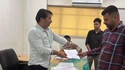 बरवाला: कोट गांव में निजी स्कूल की फीस बढ़ाने पर विरोध, तहसीलदार को दिया ज्ञापन